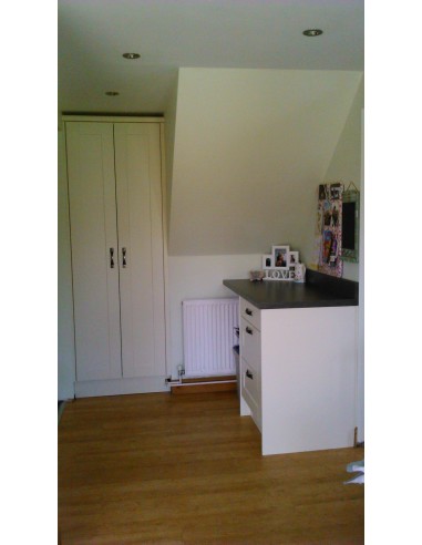 Cologne Hornschurch Ivory Shaker & Axiom Steel Materia Laminate Worktops