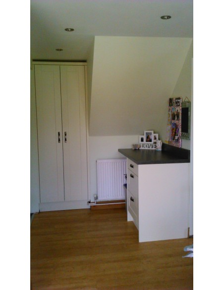 Cologne Hornschurch Ivory Shaker & Axiom Steel Materia Laminate Worktops